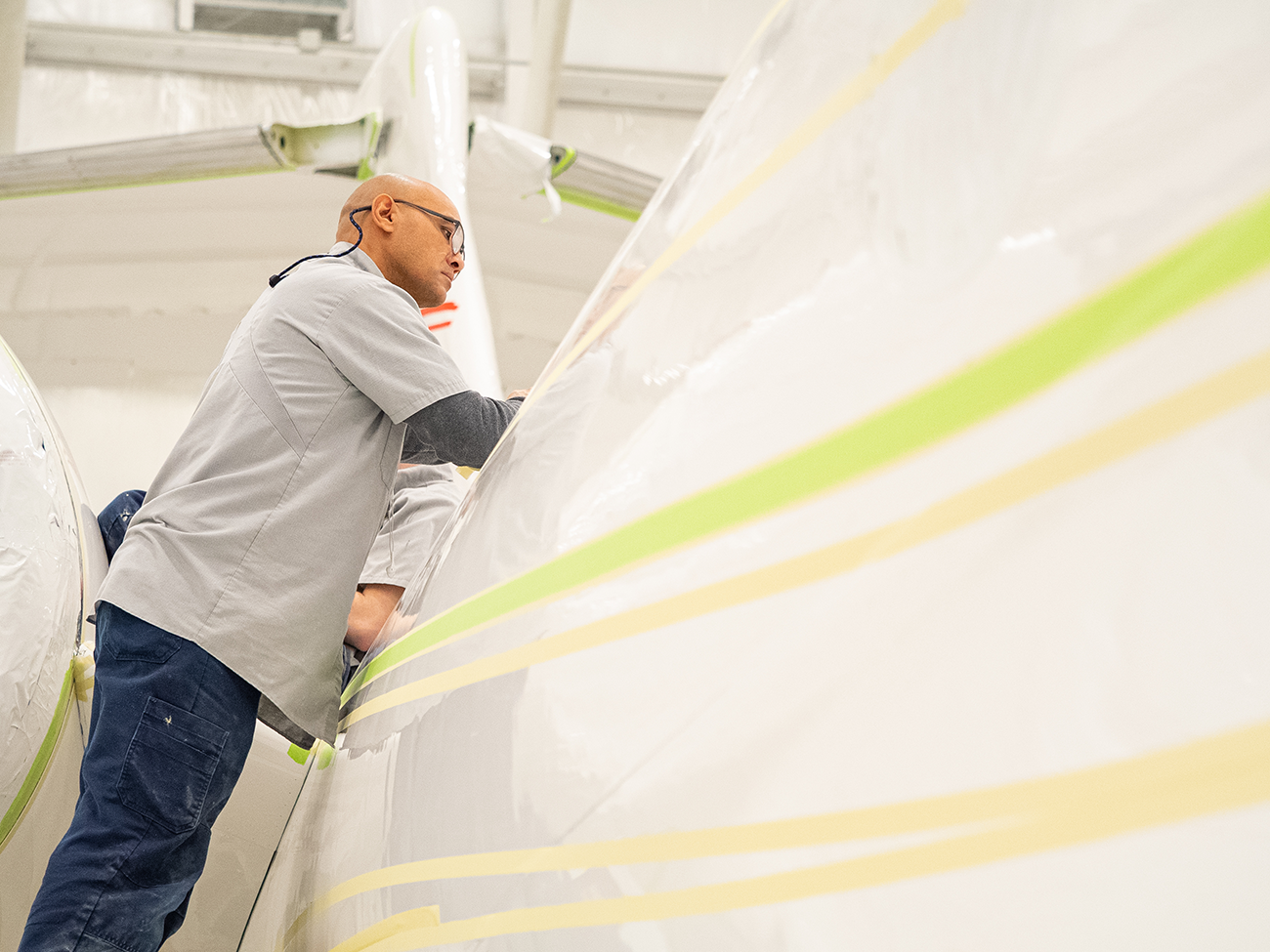 An aircraft in the flyExclusive downdraft paint booth