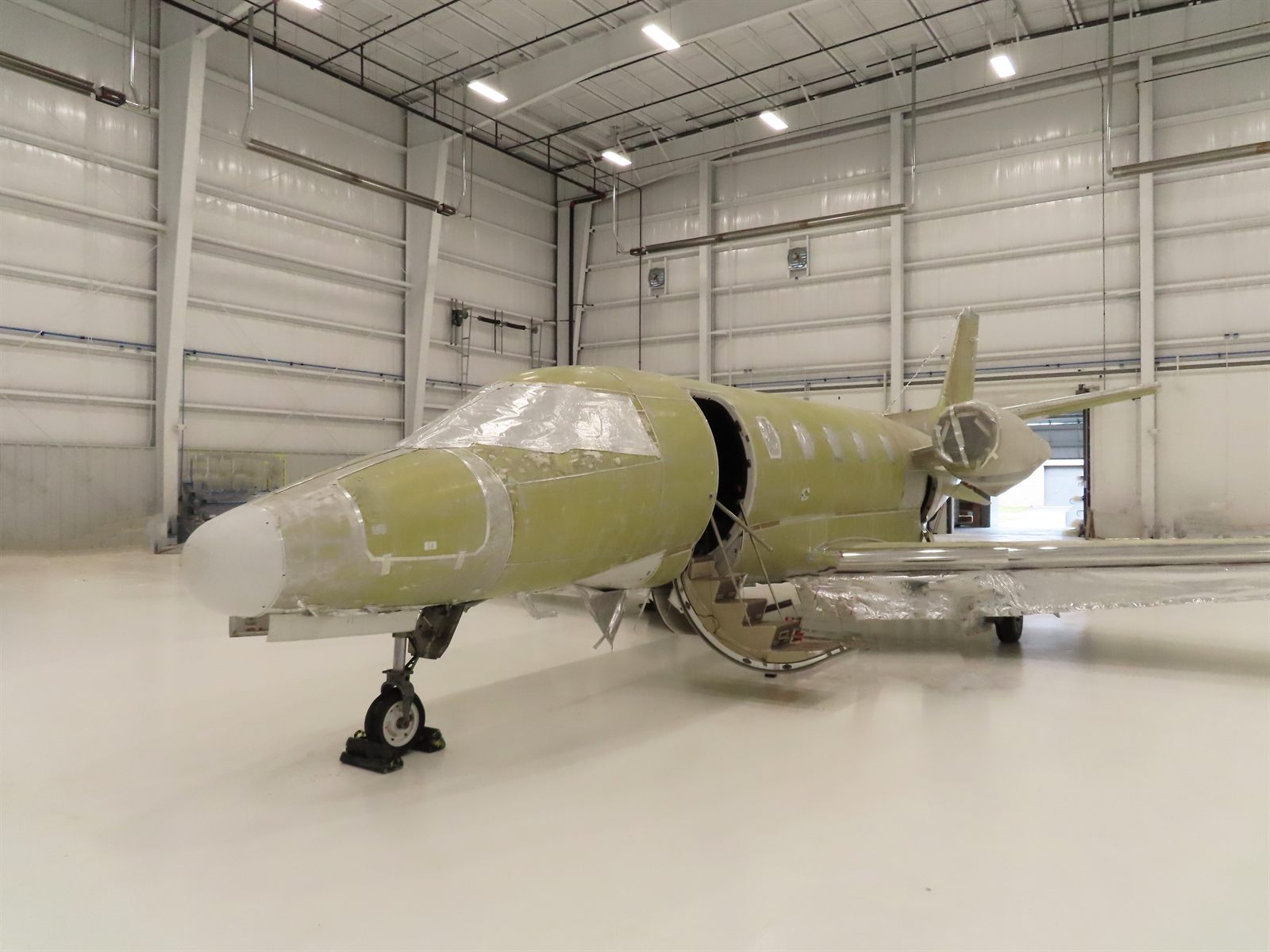 An aircraft in the flyExclusive electrostatic paint bay